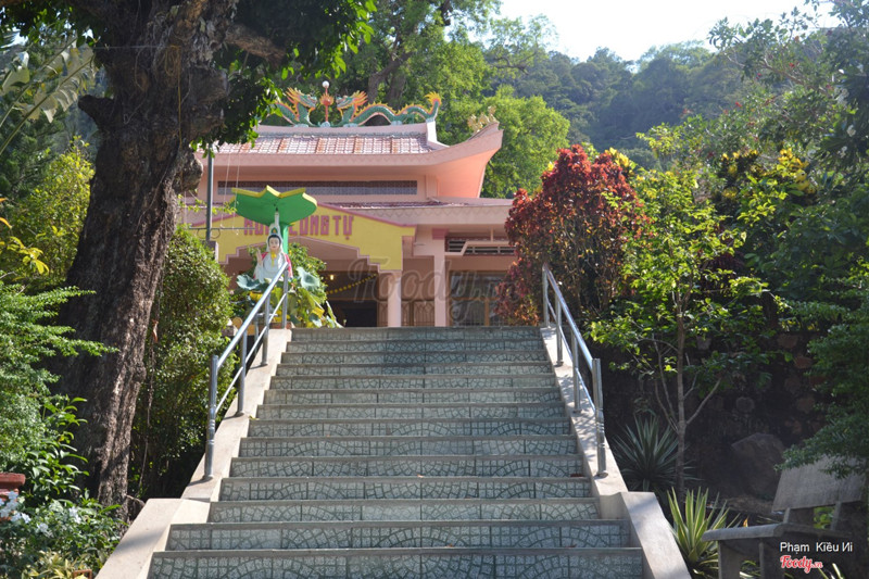 Lối vào chánh điện