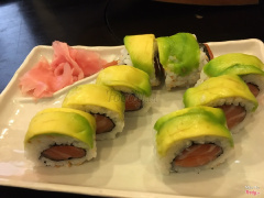 sushi cá hồi cuốn bơ
