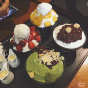 1 bữa thập cẩm các loại bingsu luôn. Đi đông gọi hẳn 9 vị ăn đã luôn. Tuy nhiên chỉ có 1 số vị ngon thôi. Xoài ngon, thơm, dâu hơi chua nhưng dưới sữa lên thơm ngon cực. Hoa quả mát tuy mình ko thích thanh long lắm nhưng ăn cũng ngon. Đậu đỏ vừa miệng, vị bánh gạo ok. Tuy vậy thì oreo ko có gì đặc sắc, nhưng tệ nhất là matcha, đắng kinh khủng và có lẽ là mình không hợp matcha hàng này. Chocolate cũng đắng nhưng cafe còn đắng hơn. Cafe đắng là đúng rồi nhưng chs choco đắng dữ dội ấy dù đã cho thêm sữa. Phục vụ khá nhanh, vừa gọi 5ph sau mang lên luôn 3 vị. Nói chung là ổn 👍🏻