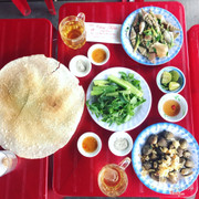 Ốc nhảy hấp sả, sò huyết xào tỏi