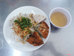 Bánh cuốn 1 miếng chả 32k