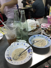 Tàn cuộc 4 dĩa cơm gà, 2 dĩa da gà, 1 cơm thêm 2 chai nước ngọt, 4 dĩa bánh flan 2 cái tổng thiệt hại 236k/4ng