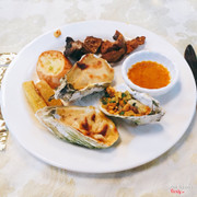 hàu nướng phomai rất thơm, có bỏ khoai tây nghiền nữa thì phải, ăn bùi bùi béo béo