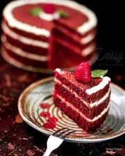 Red velvet mềm xốp và mịn tan trong miệng hòa quyện cùng với phô mai kem béo ngây. Bánh có phiên bản mini với giá hấp dẫn vừa túi tiền. 