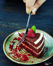 Red velvet mềm xốp và mịn tan trong miệng hòa quyện cùng với phô mai kem béo ngây. Red velvet mềm xốp và mịn tan trong miệng hòa quyện cùng với phô mai kem béo ngây. Bánh có phiên bản mini với giá hấp dẫn vừa túi tiền.
