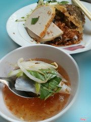 Đĩa bánh gồm có bánh tôm, chả lụa, chả chiên nhé 😋