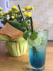 BLUE OCEAN. Vốn là người không thích uống soda, đây là lần đầu mình cảm nhận được hương vị soda ngon và mát như thế nào. Có thể nói, ly soda này giúp mình gỉam stress khá nhiều. Gía thì bình dân, lại có chương trình khuyến mãi mua 1 ly tặng 1 ly cafe đen ngon không tưởng. Hãy đến Bi coffee nào. Nhân viên phục vụ vui vẻ và niềm nở. View quán khiến khách dễ chịu và thỏai mái. Hãy thướng thức thôi. Đánh giá: Tốt