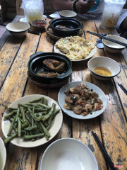 Bữa cơm đạm bạc rất ngon.