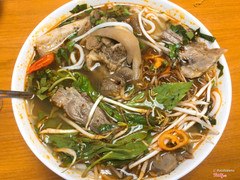 Bún bò đầy đủ