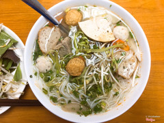 Bún mọc: mọc, sườn, chả, rau giá