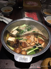 Lẩu nửa shabu shabu, nửa sukiyaki