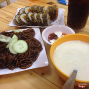 Mì tương đen, kimbab chiên, tào phớ sữa đậu, coca
