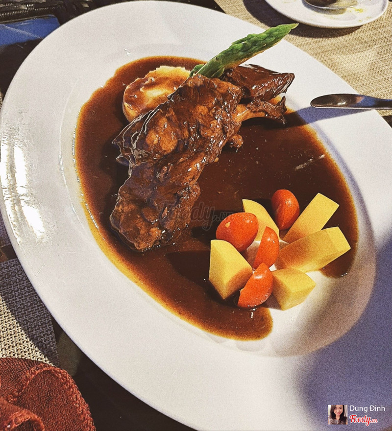 Sườn sốt ăn kèm khoai tây nghiền, măng tây, hoa quả