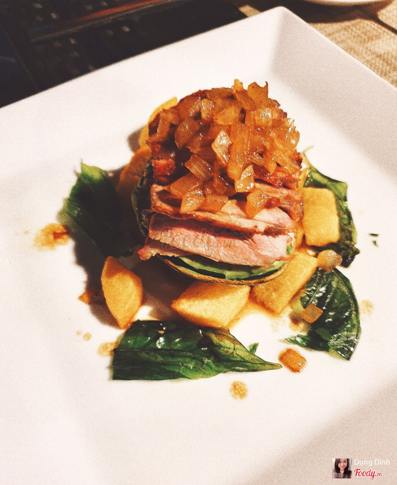 Lườn vịt hun khói kèm quả bơ, khoai tây nướng