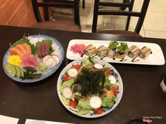 Salad da cá hồi rất ngon nha, da cá nhiều. Rong nho hơi bị mặn thôi. Sushi cá hồi nướng trái bơ ngon nha, riêng món này thì ngon như Tokyodeli luôn