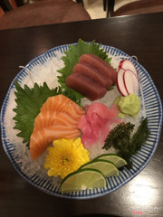 Sashimi combo 1 ngon, miếng cá dày dặn, chỉ có 92k