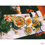 - Lẩu riêu cua sườn sụn bò Úc + Khoai tây chiên. Không gian thì ngồi cả ngoài đường lẫn trong nhà nên rộng với thoáng )) mỗi tội là ngày nào cũng đông...