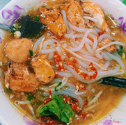 Bánh canh tôm cua nhiều tôm cua lắm nha, còn dưới đáy mà chưa bươi lên