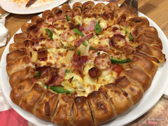 pizza thịt xông khói viền xúc xích 😍