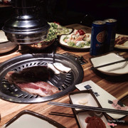 Thái độ phục vụ ở đây rất tốt. Mặc dù đến muộn tưởng hết bàn nhưng vẫn còn chỗ may quá. Nhưng thịt ướp chưa được đậm lắm ăn còn nhạt. Nhân viên tự động thay khay nướng mà k cần gọi