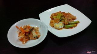 tteokbokki - món bánh gạo cay Hàn Quốc với bánh gạo, chả cá, hành boaro và trứng luộc, ăn kèm cùng kim chi. Giá 25K