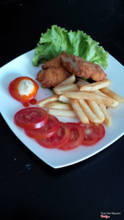 Chick and chips - thịt ức gà được băm nhỏ ướp cùng gia vị. Sau đó được lăn bột và chiên giòn. Ăn cùng với khoai tây chiên và cà chua cùng sốt. Giá 25K/phần