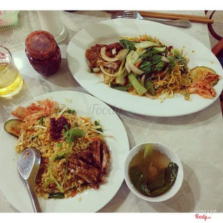 mì xào hải sản vs cơm chiên gà quay
