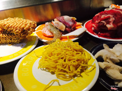 Mì tươi, mà ngồi ăn cả buổi được có 1 dĩa à :(