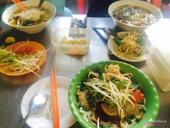 Những tô bún bò ú nụ vầy giá 28k nha