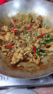 Đây là món cá kho tộ ăn với cơm cháy râu luột đặt sản của quán.