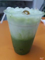 Lanh chanh cho thêm sữa tươi vào ly Matcha Macchiato (kem để riêng)