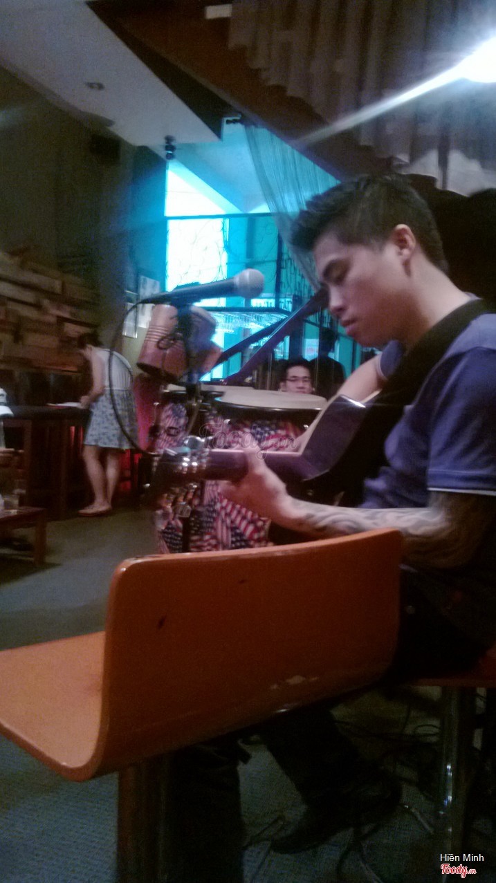 A Bo chủ quán đây .. đậm chất nghệ sĩ luôn nghen. Ảnh cũng là tattoo artist nữa :)