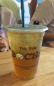 Mình gọi "trà xanh", quán đem ra lục trà, giải thích là cái trà xanh mình muốn phải gọi là "matcha". Là mình gọi sai, quán ko có trách nhiệm gì cả. 