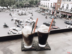 Thực sự rất thích view ở đây. Tuy hơi bé nhưng ngồi ngoài lan can thì tuyệt vời luôn 👍🏿 thích nhất vẫn là cà phê cốt dừa và bạc xỉu 😎