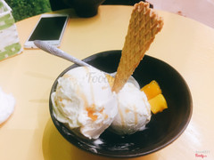 Hàng kem gần nhà nhưng hôm nay mới có dịp ghé qua. Lần đầu tiên mình thật sự choáng ngợp với menu, có quá nhiều vị để lựa chọn. Mình gọi 1 phần kem kiwi chanh leo và Xoài mít. Vị chanh leo thơm thơm, mát mát. Còn kem xoài mít thì ngọt và ngậy. Thích quá!