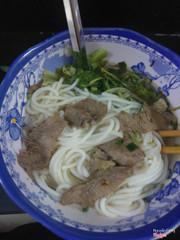 Mình mua bún bò bắp. Mở ra chỉ có như vậy. Cứ như phần ăn của trẻ em. Bây giờ vẫn còn đói 😢😢