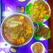 Nhớ nồi lẩu riêu và đĩa bắp bò muối quớ hị hị. Nước dùng ngọt đúng kiểu xương ninh nguyên chất chứ không lờ lợ mì chính như mấy quán khác. Đĩa đồ nhúng đầy đặn theo đúng nghĩa luôn nhá chứ không phải độn một đống rau ở dưới đâu nha. Mà tui nghiện nhất đĩa bắp bò các ông ạ, bắp bò hịn có khác ăn chắc nình nịch mỗi tội hơi đắt tí nhưng mà đáng cái mồm lắm 😻😻 2 đứa ăn hết chỗ này là no lặc lè, đứng không nổi ạ :)) Quán sạch sẽ, anh chủ thân thiện dã man con ngan ý. Nói chung là anh chủ quán ơi, cho e nồi lẩu!!!!!!!!!