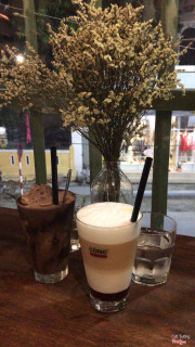 TRÀ SỮA DÂU LẮC ĐÁ 🍓 (LY BÊN PHẢI NHA) 