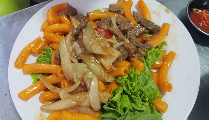 Chị Thủy - Bánh Mì & Nui Xào Bò