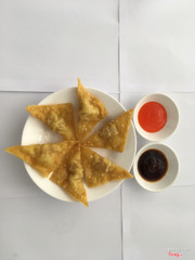 Đây là sủi cảo chiên zòn rụm. Chấm với tương ớt thì chỉ bít xít xoa hiii