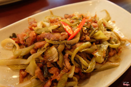 Dưa chua xào heo quay