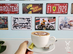 Không gian trang trí nhiều tranh động lực, ngồi học cực thích.