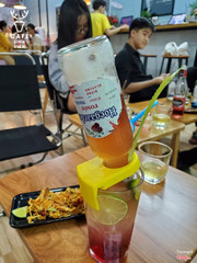 Bia úp ngược, ngon, rẻ hơn dưới phố, có thể gọi thêm khô gà, hạt điều, đậu phộng.

Đi làm hoặc đi học về làm chai bia chill phết