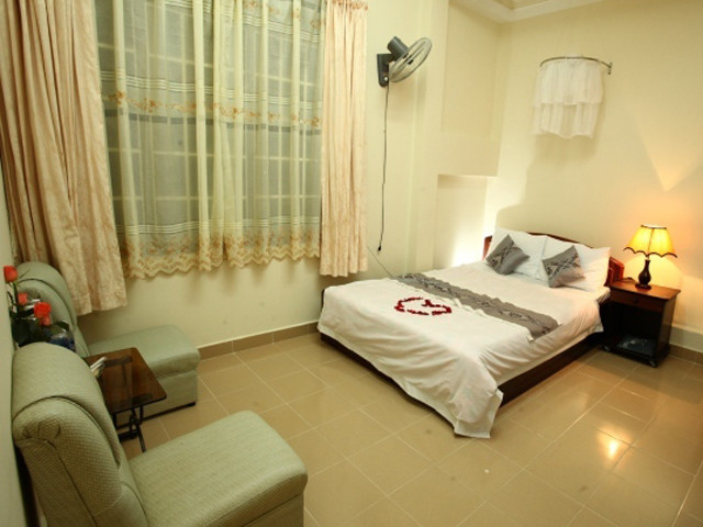Nhà Nghỉ Hương Nam - Trần Tuấn Khải