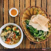 Quán ngon. Đúng chất Quảng Nôm. Chú chủ quán cũng dễ thương. Chưa thử các món gà nhưng Mì quảng thì ok lắm. Giá 30k mà đủ thứ đồ ăn : trứng, xá xíu, gà kho, tôm rim, chả huế, ... Trà đá miễn phí. 