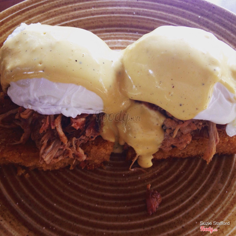 Eggs benny with pulled pork on cornbread