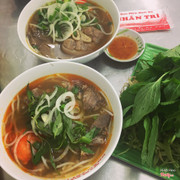 Bún bò thập cẩm có giò và không giò 😘 Vị bình thường, k đặc biệt, chả tôm k ngon và thịt nhiều dã man 😭😭