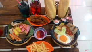 combo 99k bao gồm: 1 niêu bánh mì sumo, 1 xôi thập cẩm, 1 đĩa nem chua rán, 1 đĩa khoai tây chiên, 2 đồ uống tự chọn