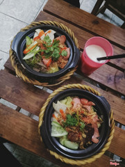 Xôi niêu sumo giá rẻ cực, thập cẩm có 25k còn xôi cari là 30k hay sao í :))) siêu ngon, xôi ko phải xôi trắng mà là xôi lá dứa xanh, có xôi thịt, xôi xúc xích, xôi pate, xôi chả. Ăn không bị ngấy, lúc bưng ra bốc hơi nghi ngút, mk ăn xong mà còn ăn thêm niêu nữa 😂😂 à cũng có cả đồ uống nữa, mk mới thử sữa đậu mà hơi nhạt. Nói chung là ngon và vẫn muốn quay lại lần sau :))) #xoinieu