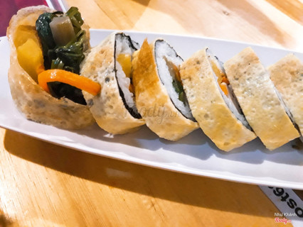 Kimbap trứng chiên
